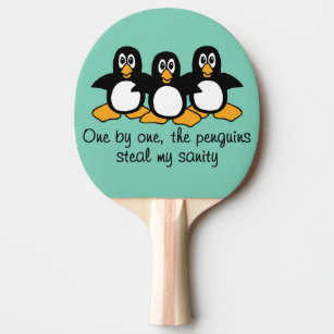 Eins nach dem anderen der Penguins-lustige Tischtennis Schläger