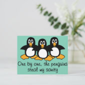 Eins nach dem anderen Die Pinguine Funny Sprichwor Postkarte (Stehend Vorderseite)