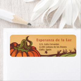 Einsam kürzen eines das Feld. Herbstblätter fallen