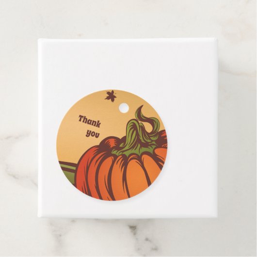 Einsam kürzen eines das Feld. Herbstblätter fallen Geschenkanhänger (Beispiel)