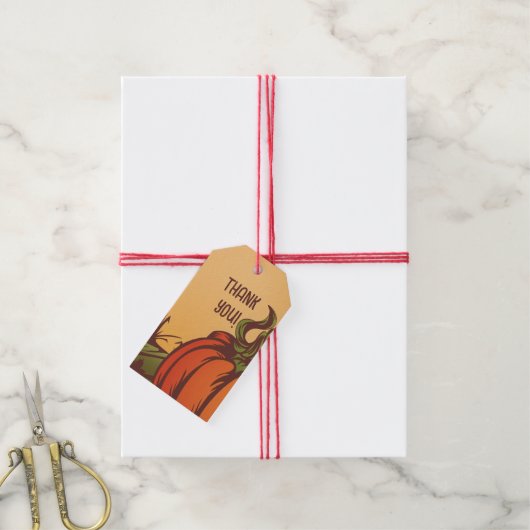 Einsam kürzen eines das Feld. Herbstblätter fallen Geschenkanhänger (Mit Garn)