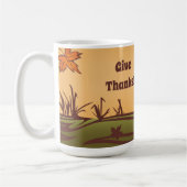 Einsam kürzen eines das Feld. Herbstblätter fallen Kaffeetasse (Links)