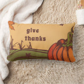 Einsam kürzen eines das Feld. Herbstblätter fallen Lendenkissen (Decke)