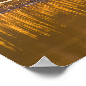 Einsame Bank am See im goldenen Licht Poster (Ecke)