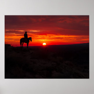 Einsame Cowboy-Silhouette dramatischer roter Sonne Poster