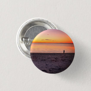Einsame Figur auf dem Strand Foto Pin Button