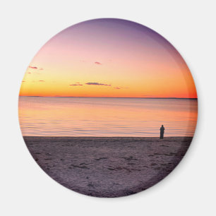 Einsame Figur, die auf dem Ozeanstrand steht Foto Magnet