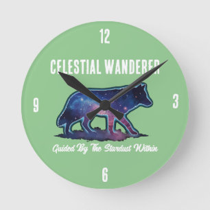 Einsame Galaxie-Wolf-Silhouette -  Runde Wanduhr