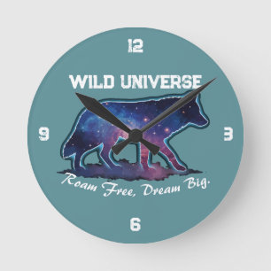 Einsame Galaxie-Wolf-Silhouette (wilde Universum)  Runde Wanduhr