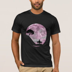 Einsame Nachtgedanken unter rosa Halbmond T-Shirt