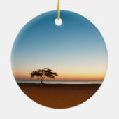 Einsamer Baum am Sonnenaufgang in Kuwait Keramikornament (Hinten)
