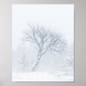 Einsamer Baum bei Schneesturm im Winter Poster (Vorne)