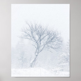 Einsamer Baum bei Schneesturm im Winter Poster