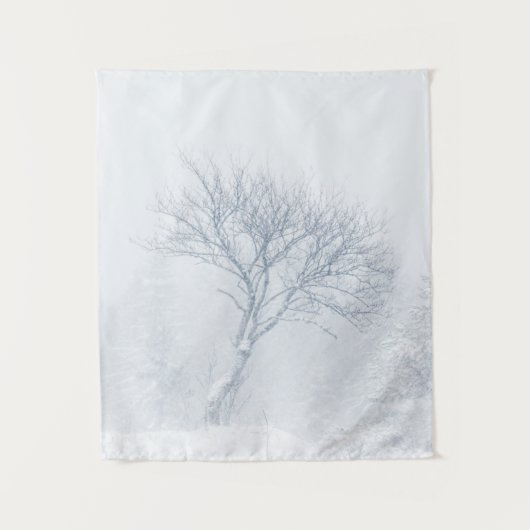 Einsamer Baum bei Schneesturm im Winter Wandteppich (Vorderseite)