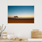 Einsamer Baum bei Sonnenaufgang in Kuwait Poster (Küche)