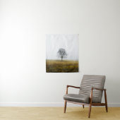 Einsamer Baum in einem nebeligen Herbstmorgen Wandteppich (Beispiel)