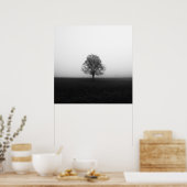 Einsamer Baum in nebelschwarz-weiß Poster (Küche)