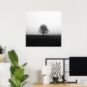 Einsamer Baum in nebelschwarz-weiß Poster (Heimbüro)