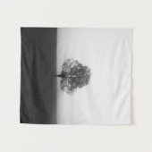 Einsamer Baum in nebelschwarz-weiß Wandteppich (Vorderseite (Horizontal))