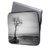 Einsamer bloßer Baum Laptopschutzhülle (Vorderseite Links)