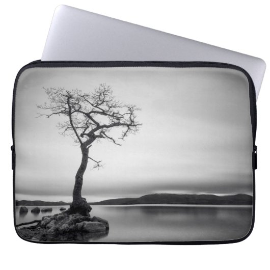 Einsamer bloßer Baum Laptopschutzhülle (Vorderseite)