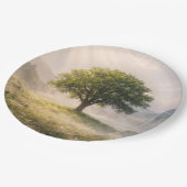 Einsamer grüner Baum im Nebel mit Sonnenstrahlen Pappteller (Schrägansicht)