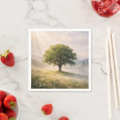 Einsamer grüner Baum im Nebel mit Sonnenstrahlen Serviette (Beispiel)