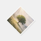 Einsamer grüner Baum im Nebel mit Sonnenstrahlen Serviette (Ecke)