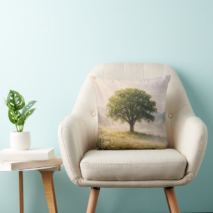 Einsamer grüner Baum mit Sonnenstrahlen Kissen