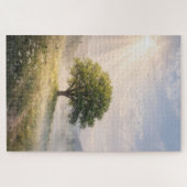 Einsamer grüner Baum mit Sonnenstrahlen Puzzle (Horizontal)