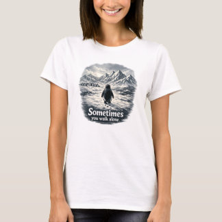 Einsamer Pinguin am eisigen Horizont T-Shirt