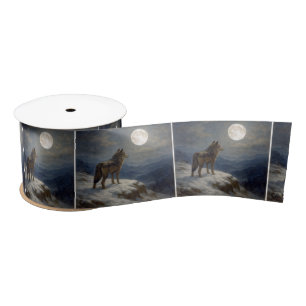 Einsamer Wolf auf einem Berggipfel im Mondlicht Satinband