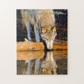 Einsamer Wolf spiegelt sich im Teich Puzzle (Vertikal)