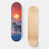 Einsamer Wolf steht gegen das Sunset Skateboard (Vorderseite)