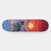 Einsamer Wolf steht gegen das Sunset Skateboard (Horizontal)