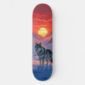 Einsamer Wolf steht gegen das Sunset Skateboard (Vorderseite)