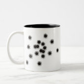 Einschusslöcher von einem Gewehr oder von einem Zweifarbige Tasse (Links)