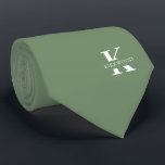 Einseitiges Sage Green Elegant Monogramm   Name ei Krawatte<br><div class="desc">Ein eleganter,  einseitiger Hals mit einem fett-weißen Monogramm auf einem Sage Green Hintergrund. Zusätzlich zu diesem Monogramm sitzt Ihr Vor- oder Nachname in allen Hauptstädte. Über 40 einzigartige Farben sind sowohl in einseitigen als auch in zweiseitigen Ausführungen erhältlich. Sie können sie durchsuchen,  indem Sie auf den Link Sammlung klicken.</div>