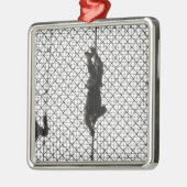 Einstellung eines Hindernisses Silbernes Ornament (Links)