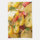 Eintopfgericht der Kartoffeln mit Zwiebel, grünem Küchentuch (Vertikal)