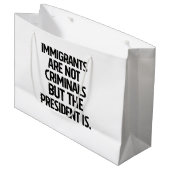 Einwanderer sind keine Kriminellen, aber der Präsi Große Geschenktüte (Vorderseite Schrägansicht)