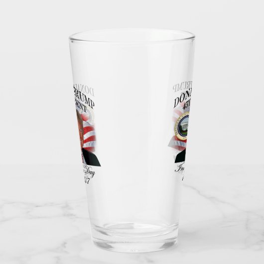Einweihung Präsidenten-Donald Trump Gedenk Glas (Rechts)
