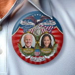 Einweihung von Biden Harris Collectible Joe Kamala Button<br><div class="desc">Ein kollektives Einweihungsdesign mit einem Bild des Mannes,  der für den Präsidenten kandidiert,  und der Frau,  die für den Vizepräsidenten kandidiert. Ein verziertes Design mit einem Vintagen Look und höchst kollektiv. Karo in unserem Shop für andere Kandidaten und Kampagnen.</div>