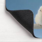 Einzelne Babyhähnchen, die auf einer Terrasse sitz Mousepad (Ecke)