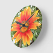 Einzelne orangefarbene Blume Runde Wanduhr (Winkel)