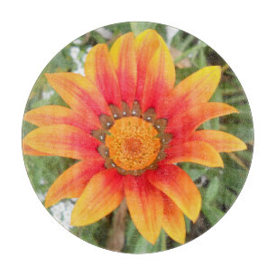 Einzelne orangefarbene Blume Schneidebrett
