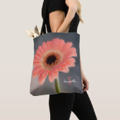 Einzelne rosa Gerbera-Tragetasche Tasche (Von Nahem)