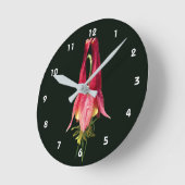 Einzelne rote Akelei-Blüte Runde Wanduhr (Winkel)