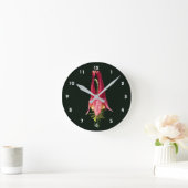 Einzelne rote Akelei-Blüte Runde Wanduhr (Zuhause)