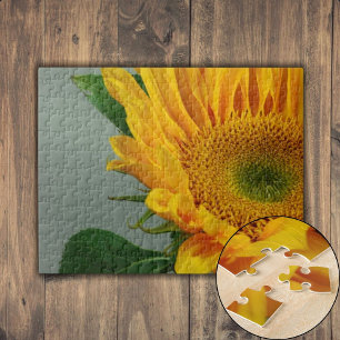 Einzelne Sonnenblume vor hellem Hintergrund Puzzle